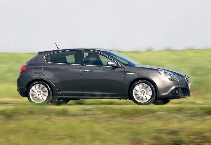  Alfa Romeo Giulietta 2010 года  (UK) (фото 37 из 67)